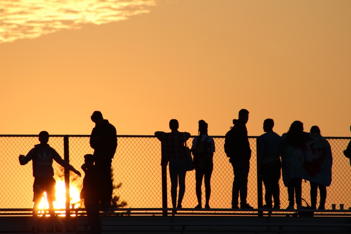 Seniors catch their first glimpse of the sunrise. (Photo by Bruce Tran)